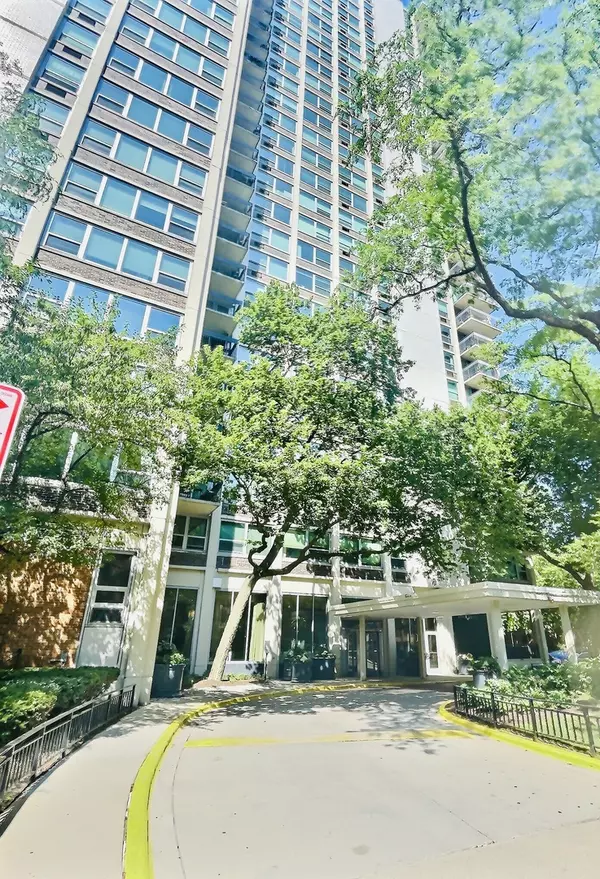 Chicago, IL 60610,1255 N Sandburg Terrace #1608