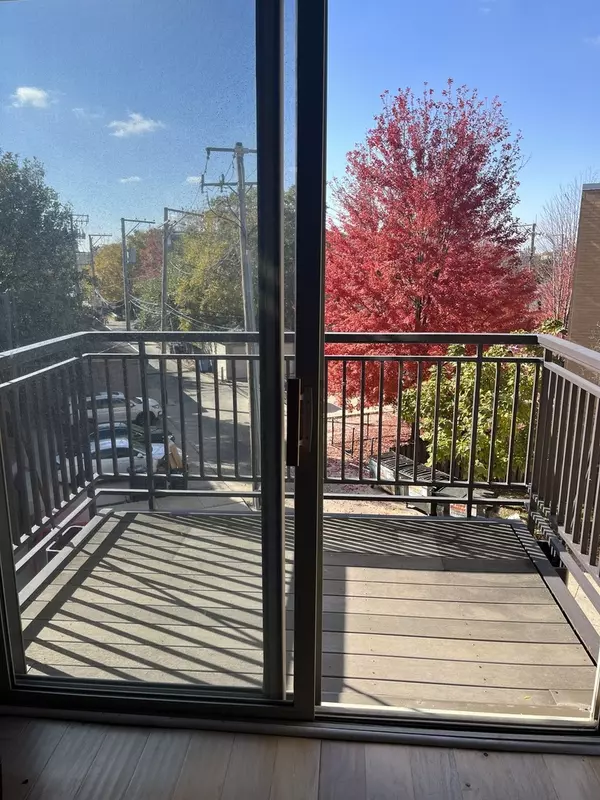 Chicago, IL 60608,1075 W Roosevelt Road #303