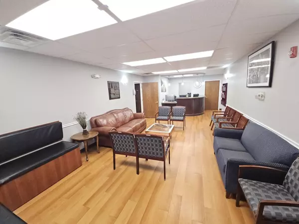 East Dundee, IL 60118,455 E MAIN Street