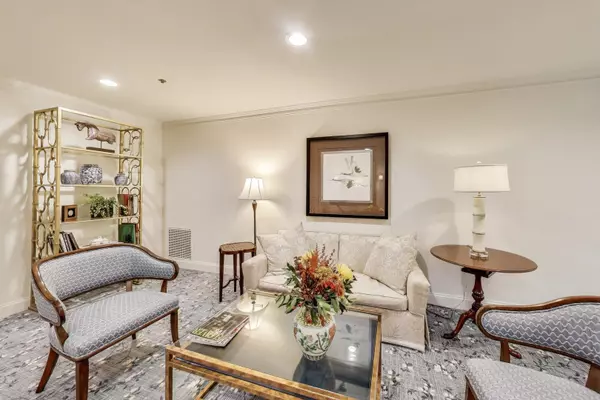 Lake Forest, IL 60045,140 Franklin E Place #207