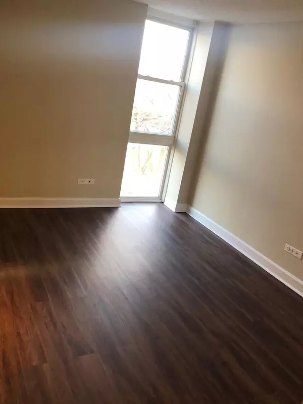 Bensenville, IL 60106,1043 S York Road #208