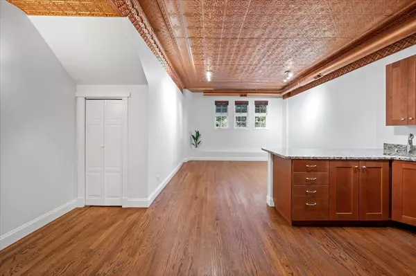 Chicago, IL 60657,3212 N RAVENSWOOD Avenue #1