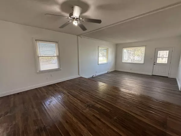 Clinton, IL 61727,1202 E Jefferson E Street