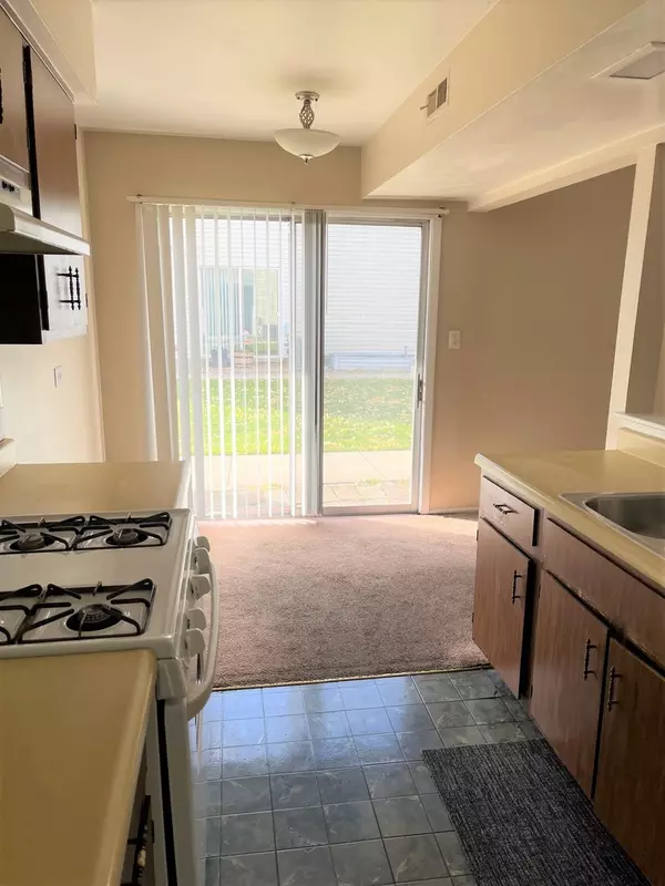 Bartlett, IL 60103,334 Joan Court #B