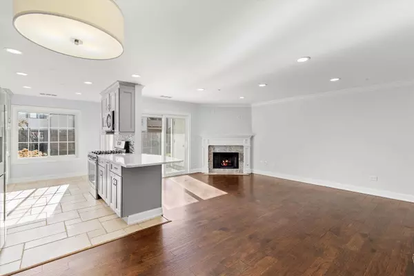 Arlington Heights, IL 60004,1615 W Hawkes Street #5