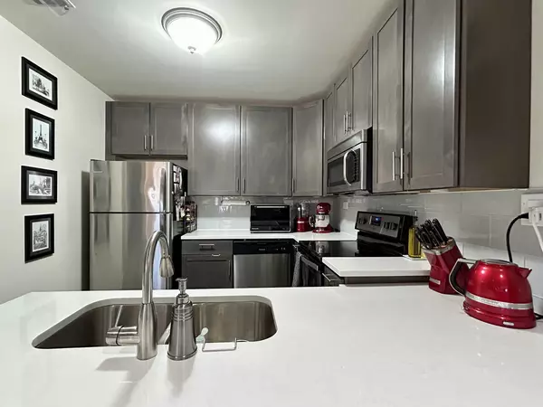 Highland Park, IL 60035,1849 Green Bay Road #2E