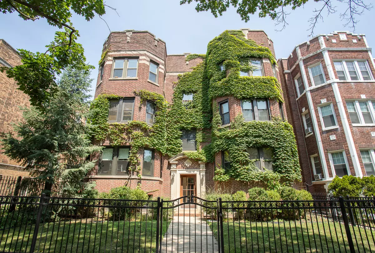 Chicago, IL 60645,2048 W Fargo Avenue #3W