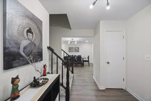 Mundelein, IL 60060,8 Hampton Court