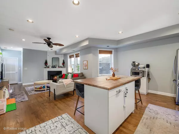 Chicago, IL 60618,4022 N Monticello Avenue #3N