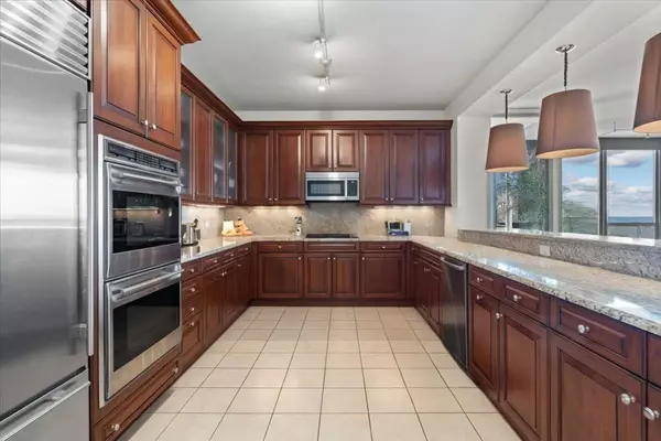 Chicago, IL 60611,600 N LAKE SHORE Drive #2105