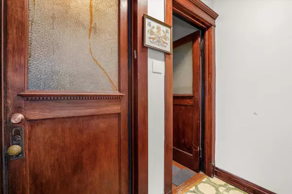 Chicago, IL 60622,936 N Fairfield Avenue