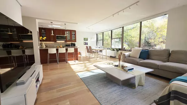 Chicago, IL 60657,360 W Wellington Avenue #2B