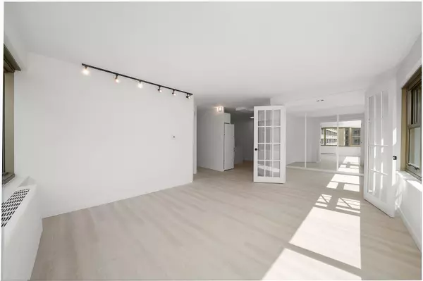 Chicago, IL 60611,247 E Chestnut Street #2004