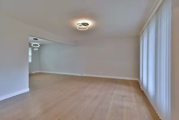 Lindenhurst, IL 60046,418 Surrey Lane