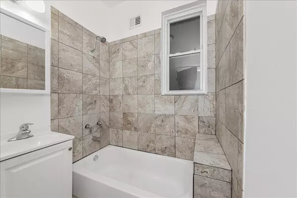 Chicago, IL 60640,1353 W Catalpa Avenue #2