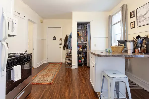 Chicago, IL 60657,1247 W Wellington Street #1R