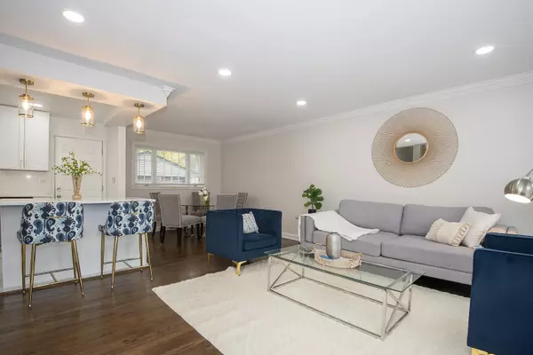 Glenview, IL 60025,216 Flora Avenue