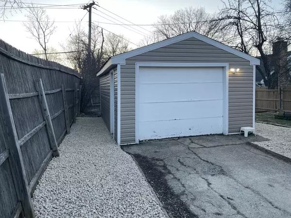 Lake Bluff, IL 60044,519 N Waukegan Road