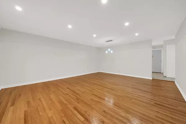 Chicago, IL 60645,2006 W Farwell Avenue