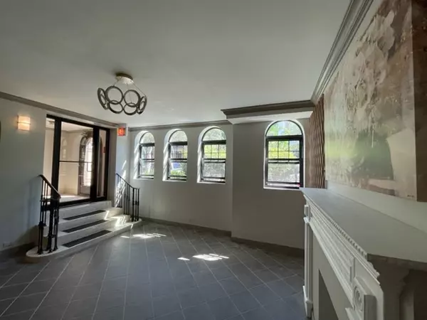 Chicago, IL 60614,1824 N Lincoln Park West #201