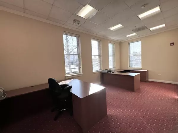 Crystal Lake, IL 60014,27 N Main Street