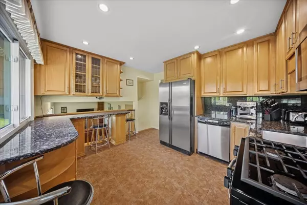 Darien, IL 60561,1614 Holly Avenue