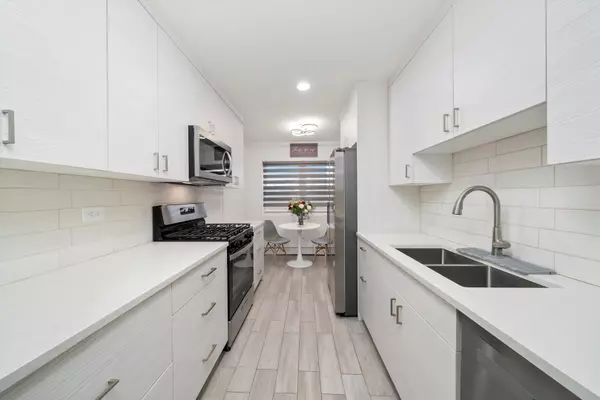 Oak Park, IL 60302,415 S Maple Avenue #202