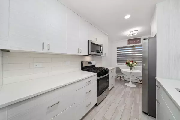 Oak Park, IL 60302,415 S Maple Avenue #202