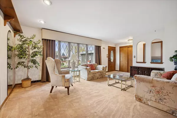 Downers Grove, IL 60516,9S215 Florence Avenue