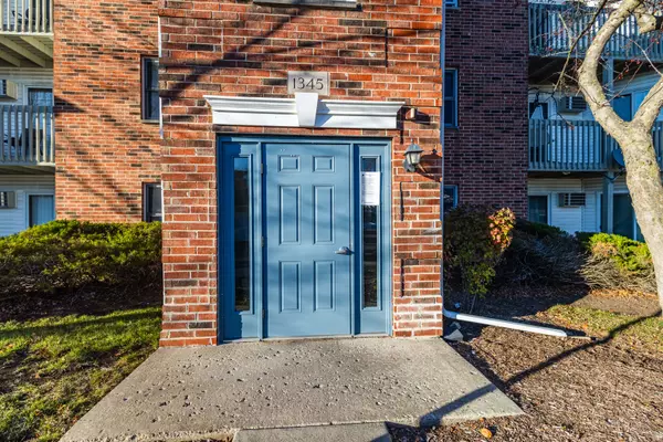 Lake In The Hills, IL 60156,1345 CUNAT Court #2D