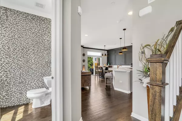 Arlington Heights, IL 60004,3227 N Heritage Lane