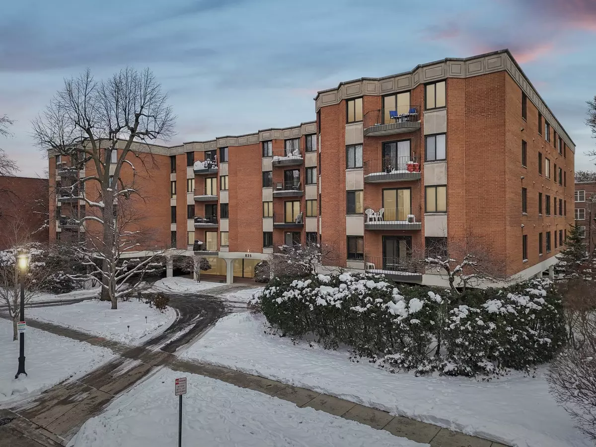 Evanston, IL 60202,835 JUDSON Avenue #305