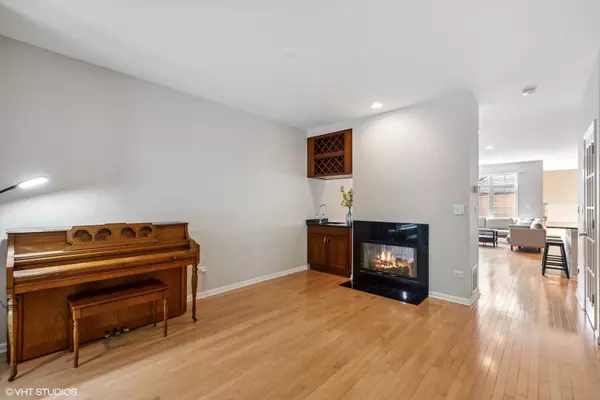 Glenview, IL 60025,4297 Linden Tree Lane