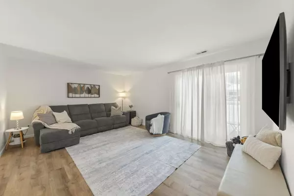 Schaumburg, IL 60193,125 Manchester Court #125