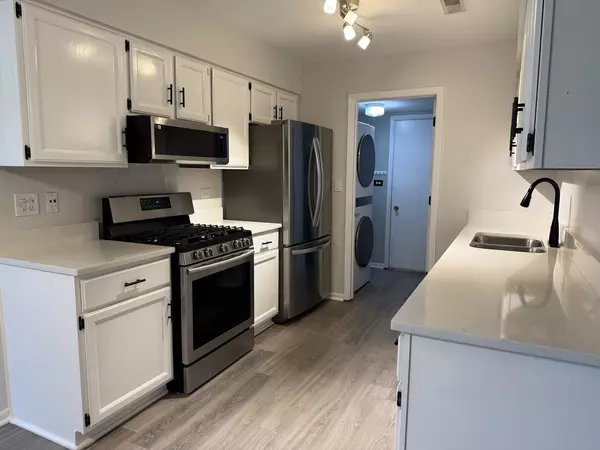 Clarendon Hills, IL 60514,5513 Barclay Court