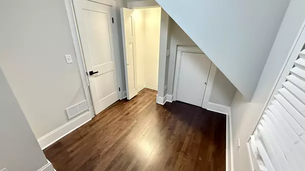 Chicago, IL 60630,5942 W Eastwood Avenue #2