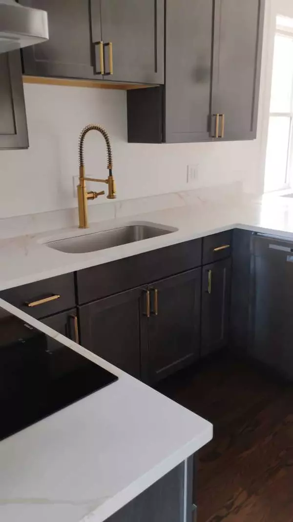 Chicago, IL 60641,5011 N Troy Street #1