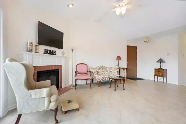 Wheaton, IL 60189,1907 Gresham Circle #D