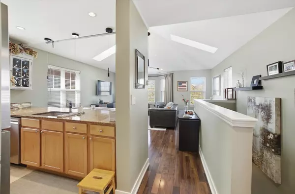 Chicago, IL 60610,639 W Elm Street #C