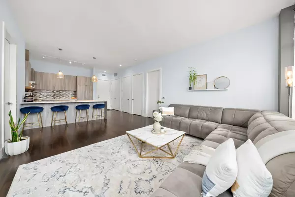 Chicago, IL 60610,367 W Locust Street #304