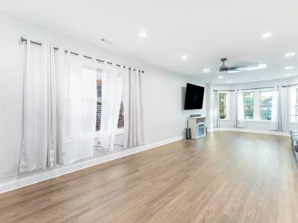 Chicago, IL 60639,5330 W Drummond Place