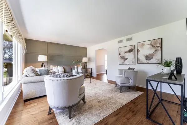 121 N Glendale Avenue, Barrington, IL 60010