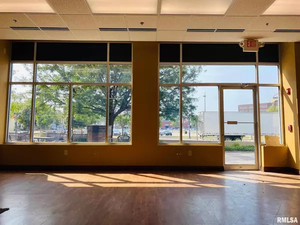 Moline, IL 61265,1601 RIVER Drive #104