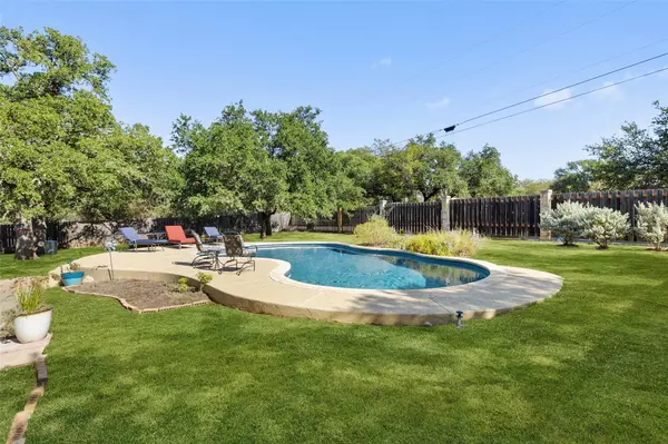 100 Winding Oak DR, Johnson City, TX 78636