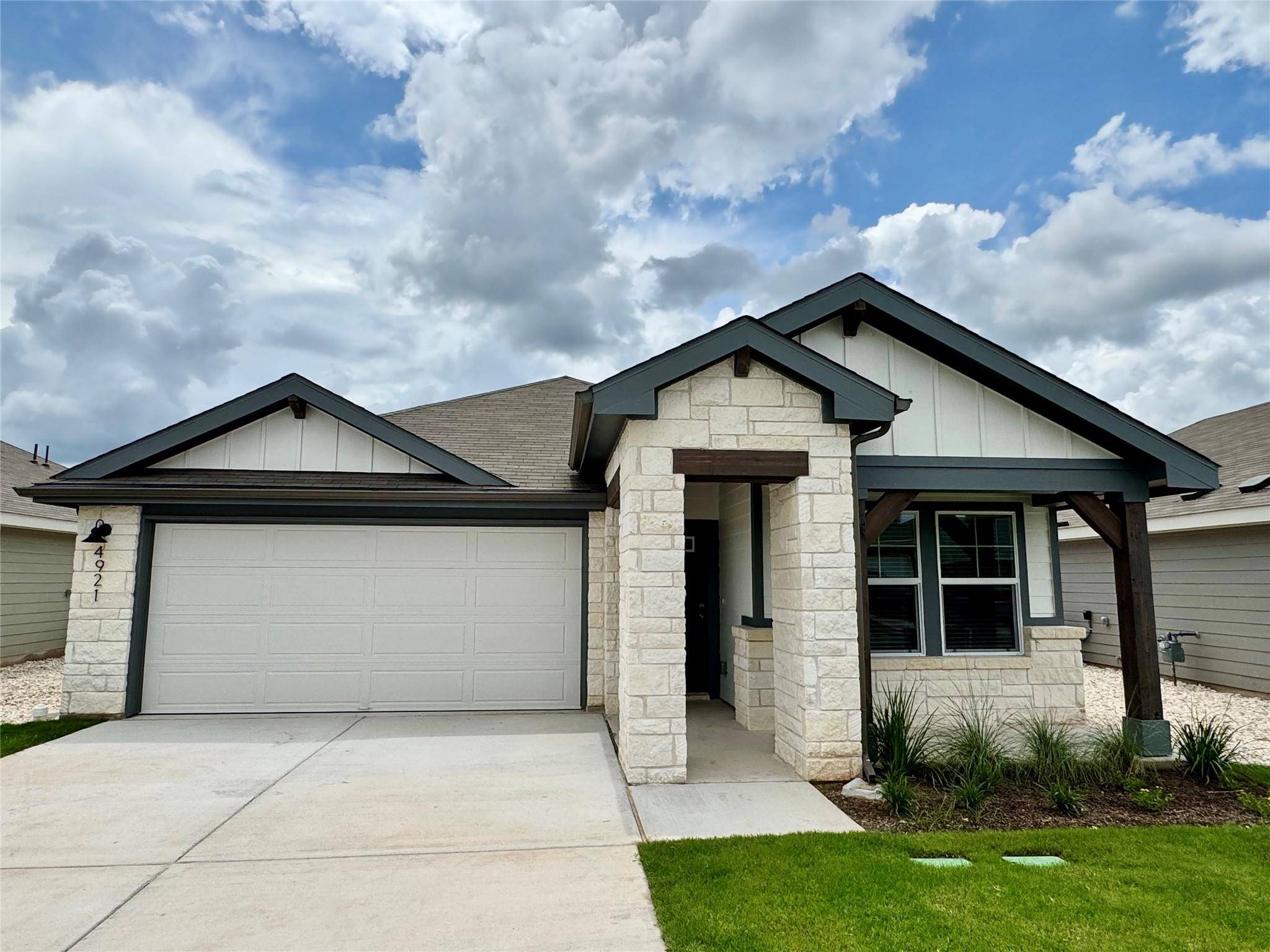 4921 Hazelnut LN, Del Valle, TX 78617