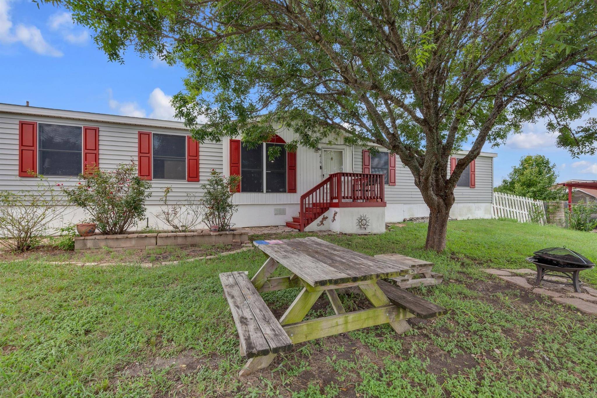 216 Rain Creek DR, Hutto, TX 78634
