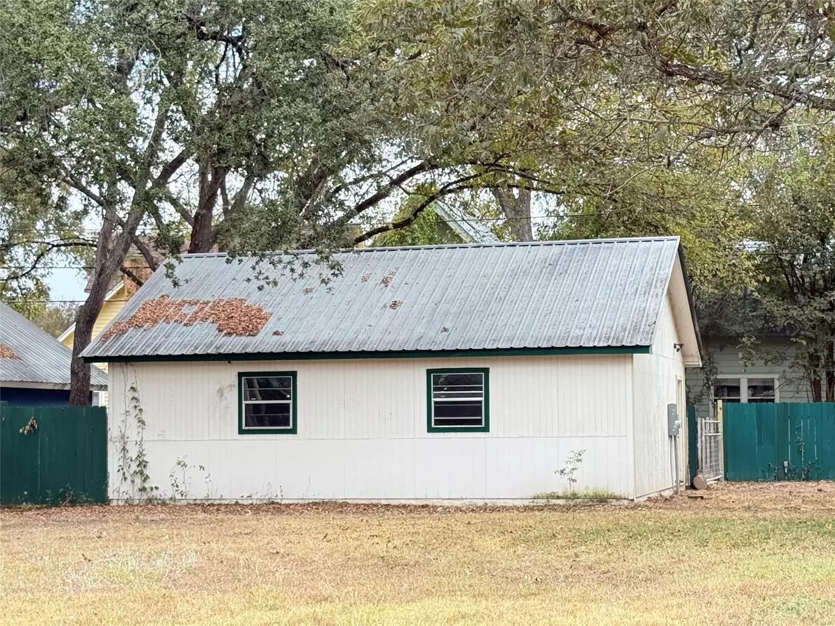 Smithville, TX 78957,502 Main ST