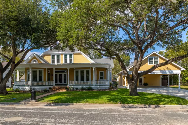 809 Paulus ST, Schulenburg, TX 78956