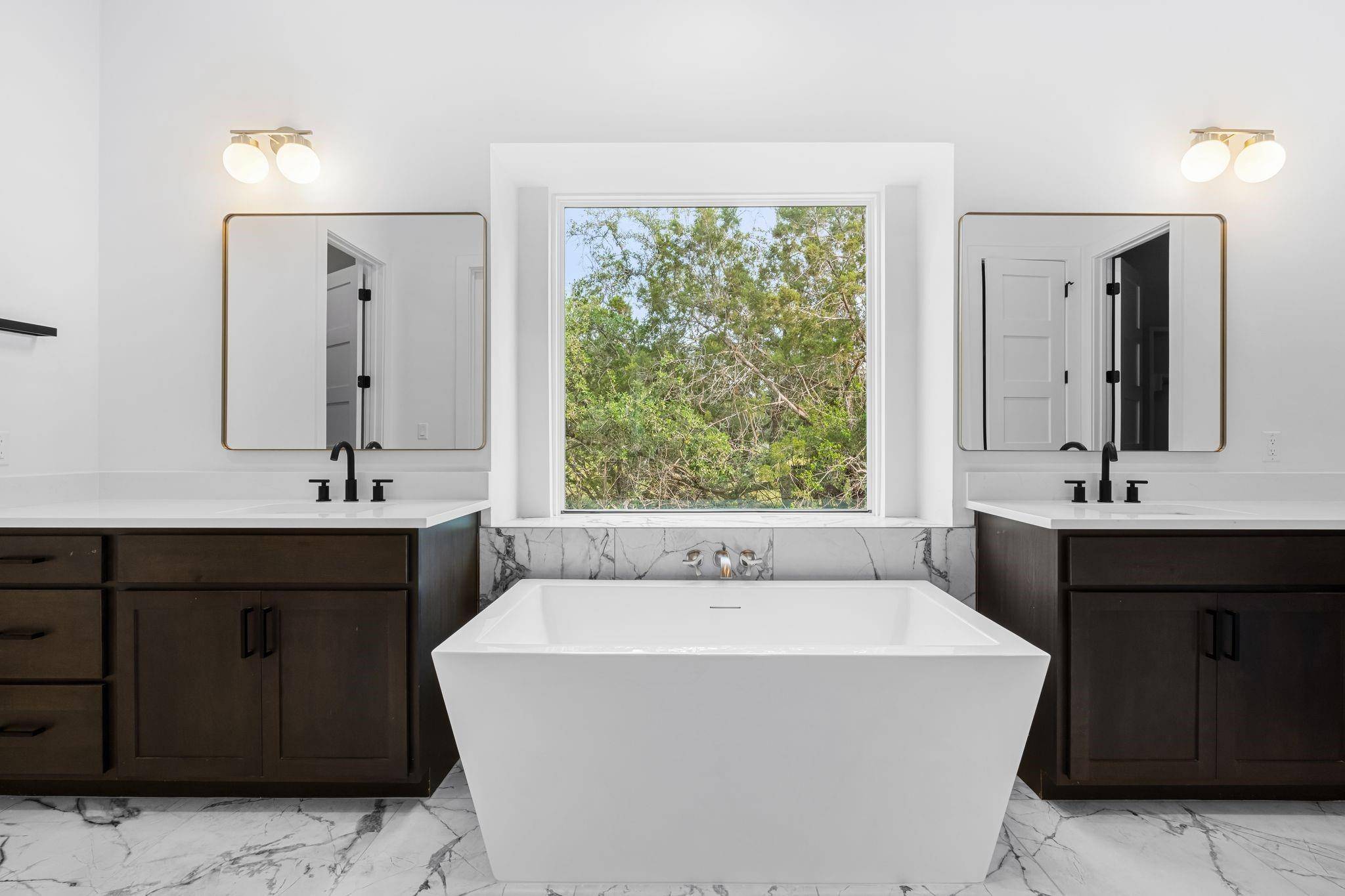 526 Coventry RD, Spicewood, TX 78669