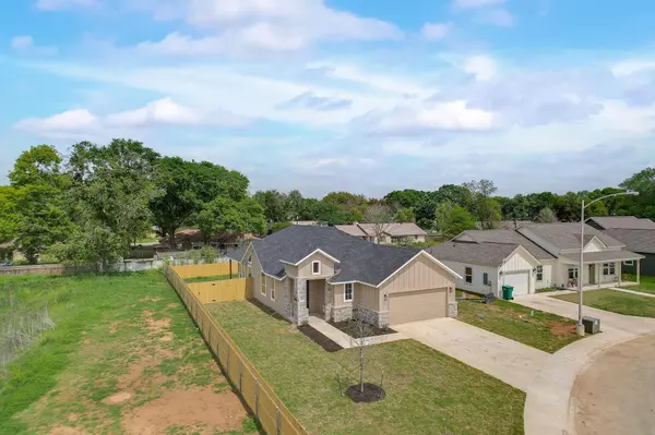 Smithville, TX 78957,117 Callie ST